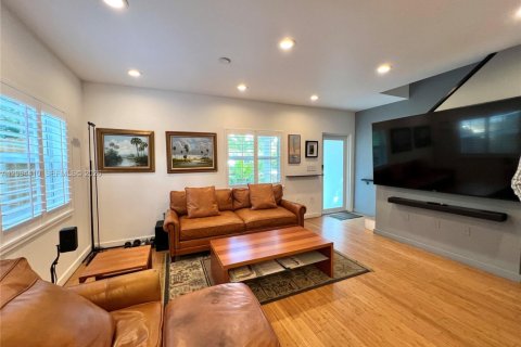 Casa en venta en Miami, Florida, 3 dormitorios, 126.35 m2 № 2382372 - foto 4
