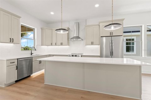 House in Saint Petersburg, Florida 4 bedrooms, 162.11 sq.m. № 2258307 - photo 6