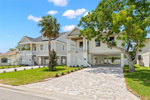 House in Saint Petersburg, Florida 4 bedrooms, 162.11 sq.m. № 2258307 - photo 3