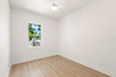 House in Saint Petersburg, Florida 4 bedrooms, 162.11 sq.m. № 2258307 - photo 27
