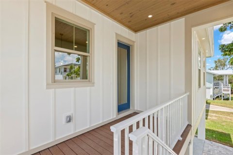 House in Saint Petersburg, Florida 4 bedrooms, 162.11 sq.m. № 2258307 - photo 4