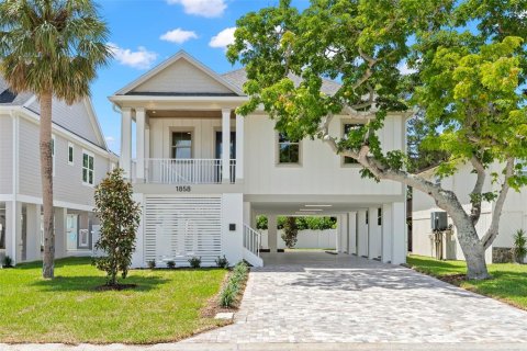 House in Saint Petersburg, Florida 4 bedrooms, 162.11 sq.m. № 2258307