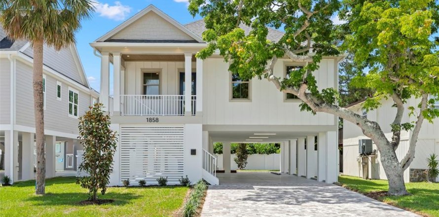 House in Saint Petersburg, Florida 4 bedrooms, 162.11 sq.m. № 2258307