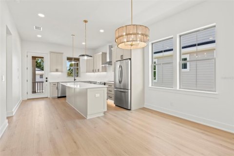 House in Saint Petersburg, Florida 4 bedrooms, 162.11 sq.m. № 2258307 - photo 10