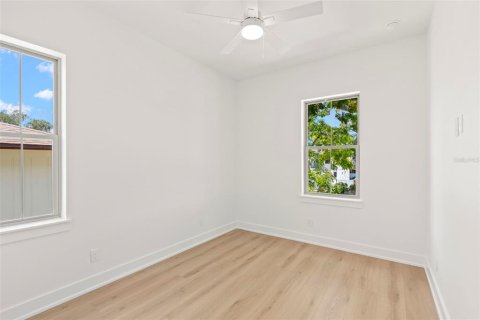House in Saint Petersburg, Florida 4 bedrooms, 162.11 sq.m. № 2258307 - photo 24