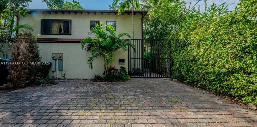 Townhouse in Miami, Florida 2 bedrooms, 128.21 sq.m. № 2005082