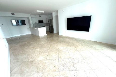 Condo in Miami, Florida, 2 bedrooms  № 1977254 - photo 12