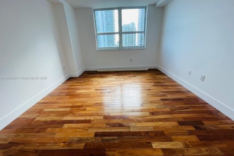 Condo in Miami, Florida, 2 bedrooms  № 1977254 - photo 17