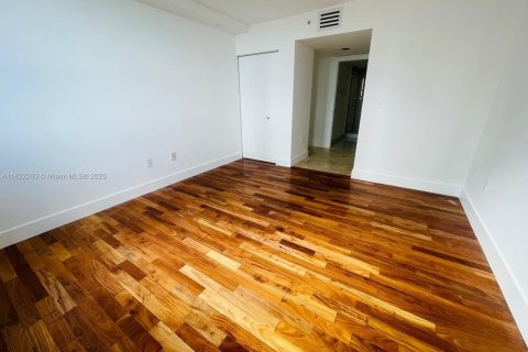 Condo in Miami, Florida, 2 bedrooms  № 1977254 - photo 15