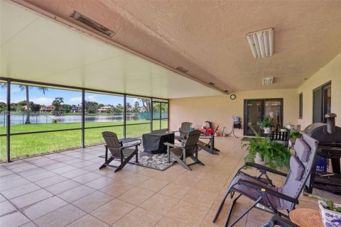 House in Davie, Florida 3 bedrooms, 182.09 sq.m. № 2392080 - photo 14