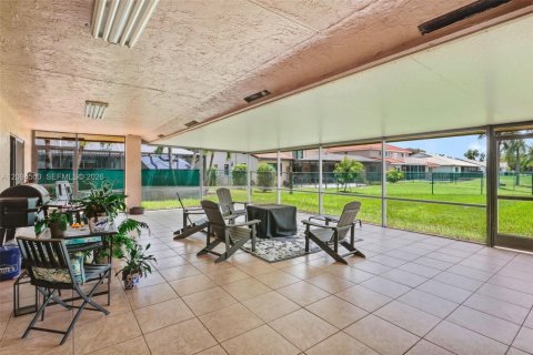 House in Davie, Florida 3 bedrooms, 182.09 sq.m. № 2392080 - photo 18