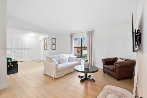House in Davie, Florida 3 bedrooms, 182.09 sq.m. № 2392080 - photo 22