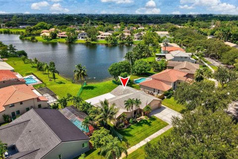 House in Davie, Florida 3 bedrooms, 182.09 sq.m. № 2392080 - photo 10
