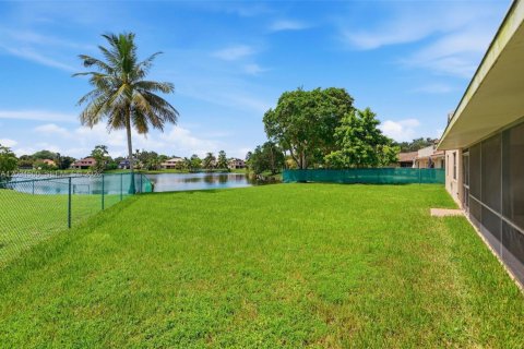 House in Davie, Florida 3 bedrooms, 182.09 sq.m. № 2392080 - photo 13