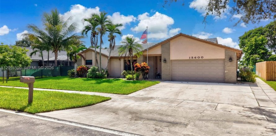 House in Davie, Florida 3 bedrooms, 182.09 sq.m. № 2392080