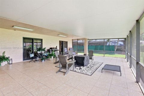 House in Davie, Florida 3 bedrooms, 182.09 sq.m. № 2392080 - photo 17