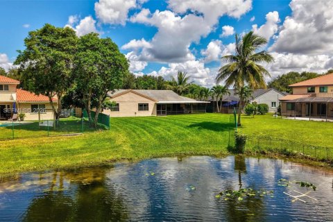House in Davie, Florida 3 bedrooms, 182.09 sq.m. № 2392080 - photo 6