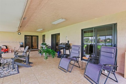House in Davie, Florida 3 bedrooms, 182.09 sq.m. № 2392080 - photo 15