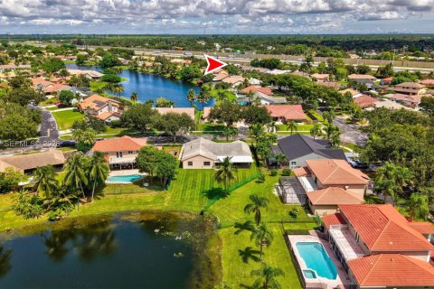 House in Davie, Florida 3 bedrooms, 182.09 sq.m. № 2392080 - photo 8