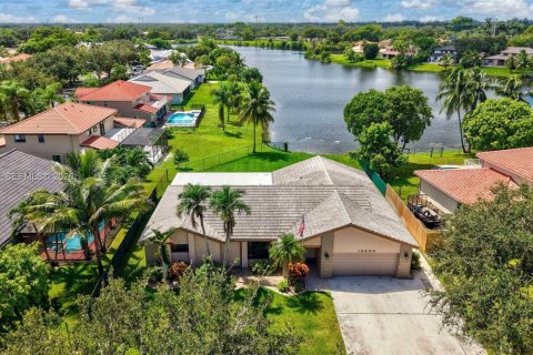 House in Davie, Florida 3 bedrooms, 182.09 sq.m. № 2392080 - photo 9