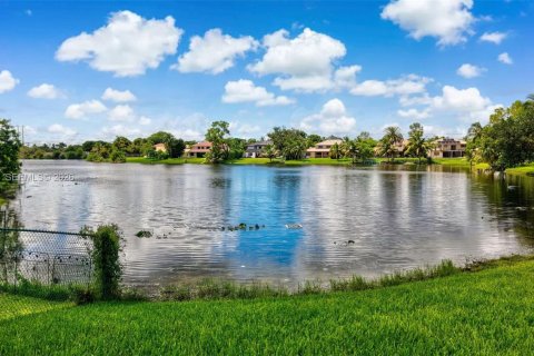 House in Davie, Florida 3 bedrooms, 182.09 sq.m. № 2392080 - photo 2