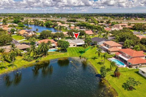 House in Davie, Florida 3 bedrooms, 182.09 sq.m. № 2392080 - photo 7