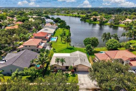 House in Davie, Florida 3 bedrooms, 182.09 sq.m. № 2392080 - photo 11