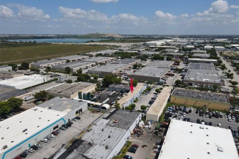 Propiedad comercial en venta en Doral, Florida № 2082756 - foto 7