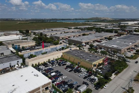 Propiedad comercial en venta en Doral, Florida № 2082756 - foto 6