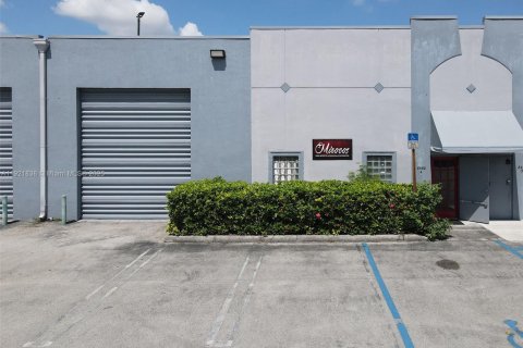 Propiedad comercial en venta en Doral, Florida № 2082756 - foto 17