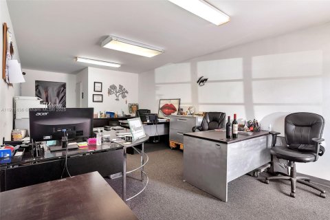 Propiedad comercial en venta en Doral, Florida № 2082756 - foto 25