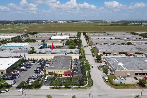 Propiedad comercial en venta en Doral, Florida № 2082756 - foto 15