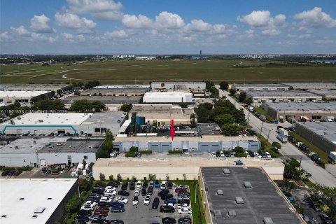 Propiedad comercial en venta en Doral, Florida № 2082756 - foto 5
