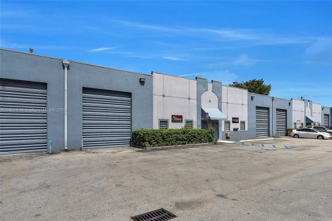 Propiedad comercial en venta en Doral, Florida № 2082756 - foto 21
