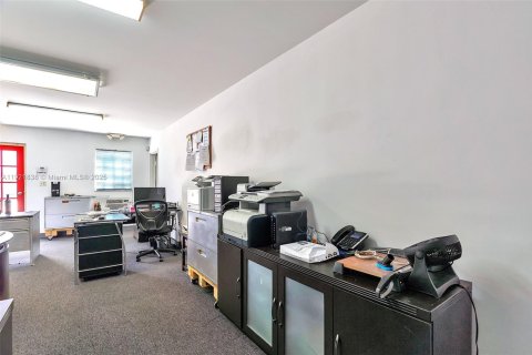 Propiedad comercial en venta en Doral, Florida № 2082756 - foto 28