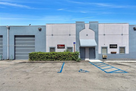 Propiedad comercial en venta en Doral, Florida № 2082756 - foto 20