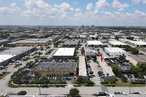 Propiedad comercial en venta en Doral, Florida № 2082756 - foto 13