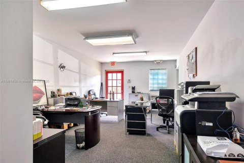 Propiedad comercial en venta en Doral, Florida № 2082756 - foto 26