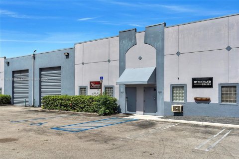 Propiedad comercial en venta en Doral, Florida № 2082756 - foto 18