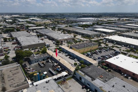 Propiedad comercial en venta en Doral, Florida № 2082756 - foto 9