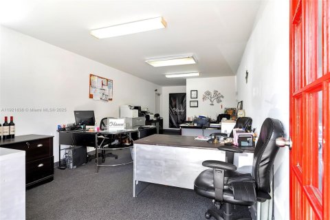 Propiedad comercial en venta en Doral, Florida № 2082756 - foto 23