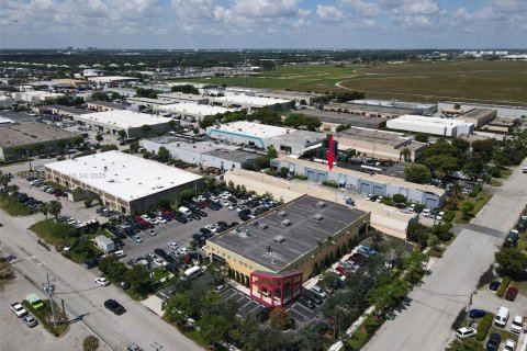 Propiedad comercial en venta en Doral, Florida № 2082756 - foto 14