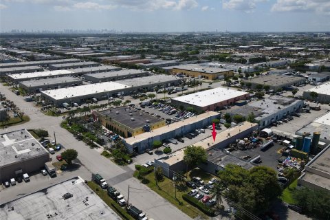 Propiedad comercial en venta en Doral, Florida № 2082756 - foto 12