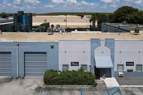Propiedad comercial en venta en Doral, Florida № 2082756 - foto 2