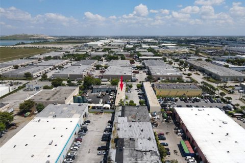 Propiedad comercial en venta en Doral, Florida № 2082756 - foto 8