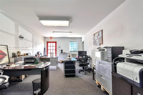 Propiedad comercial en venta en Doral, Florida № 2082756 - foto 27