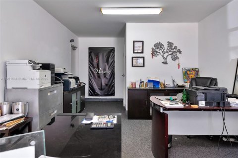 Propiedad comercial en venta en Doral, Florida № 2082756 - foto 24