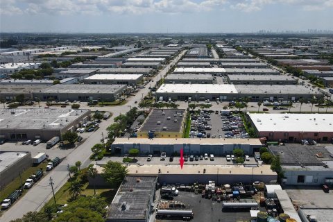 Propiedad comercial en venta en Doral, Florida № 2082756 - foto 10