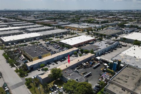 Propiedad comercial en venta en Doral, Florida № 2082756 - foto 11