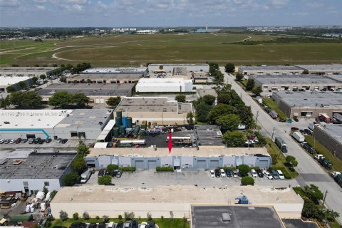 Propiedad comercial en venta en Doral, Florida № 2082756 - foto 4